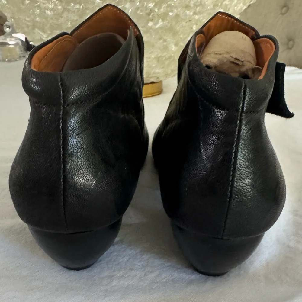 Think! Black Leather Women's Shoes Size 40/9